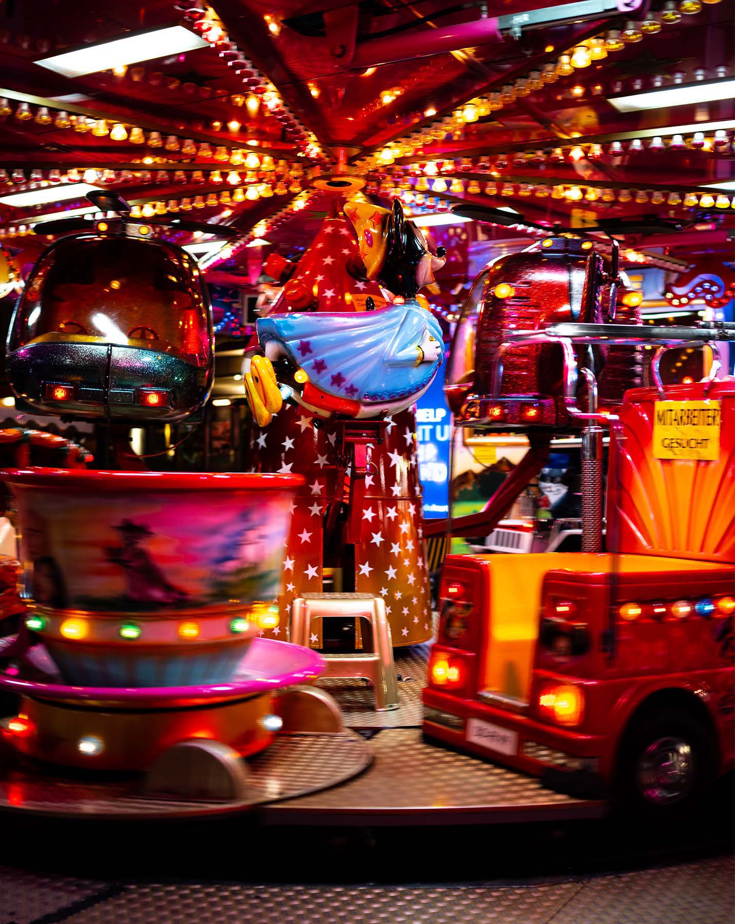 Ein Karrussel in rotem Licht