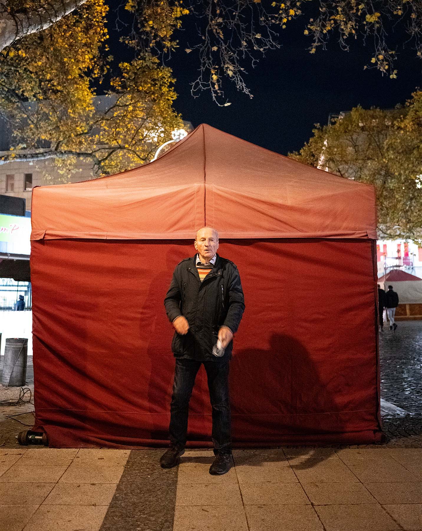 Er steht vor einem Roten Pavillon