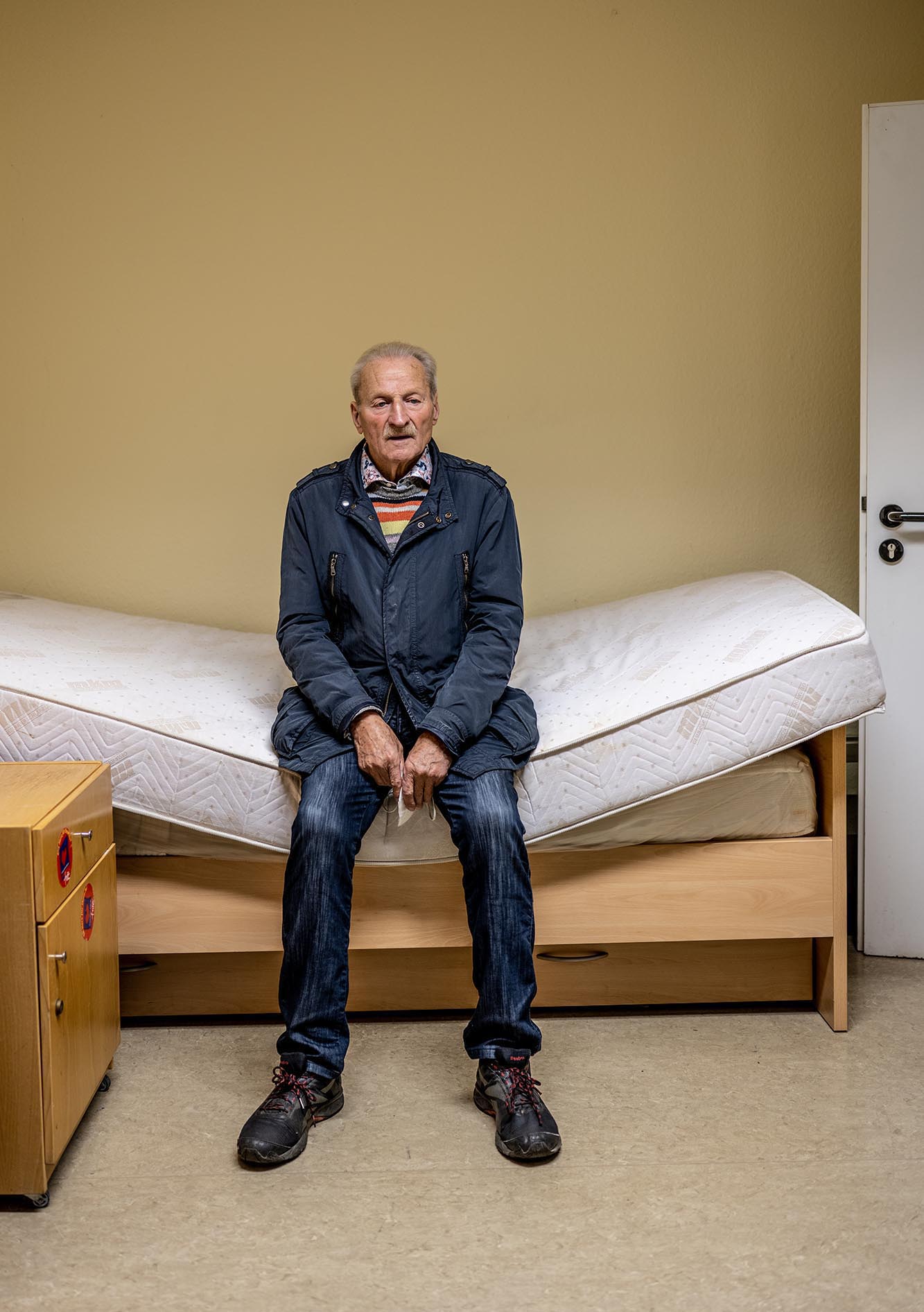 Die Katze sitzt auf einer Matratze