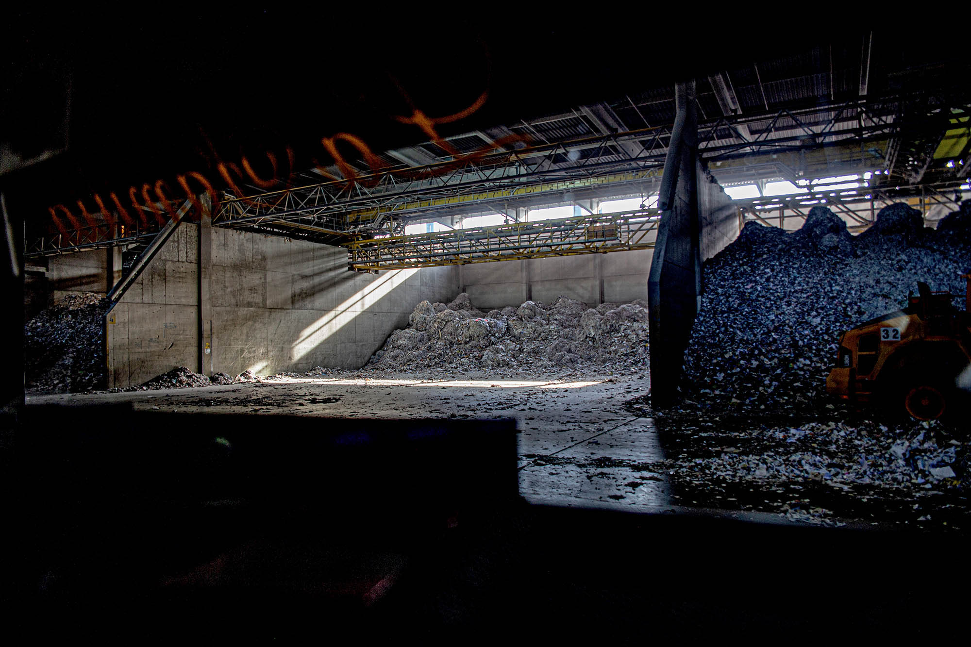 Eine Lagerhalle mit unglaublich großen Haufen Müll.